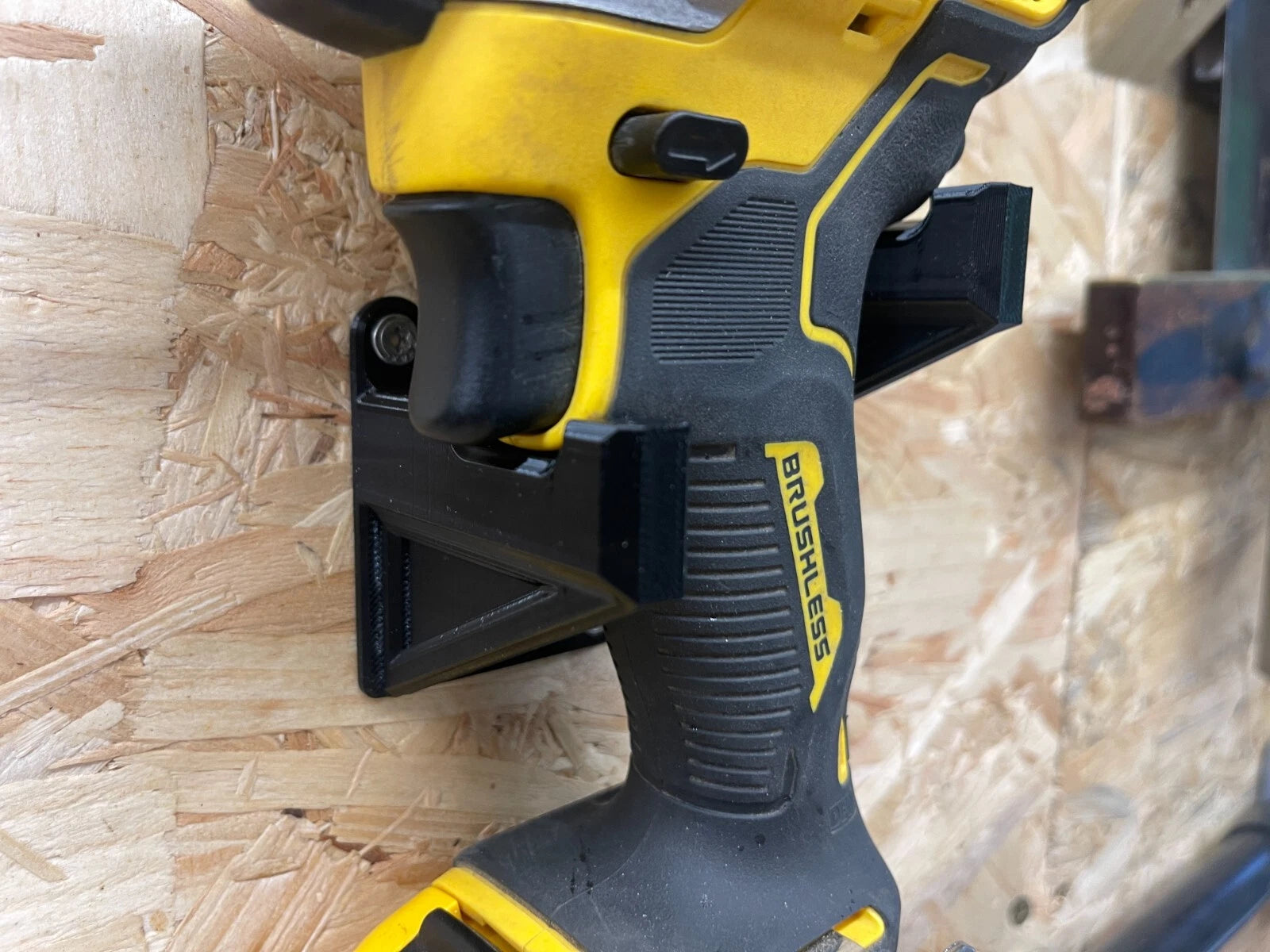 DEWALT 12v Drill / Impact WALL SHELF MOUNT - 18 V bracket
